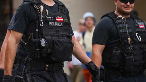 РИА Новости: полиция Латвии фиксирует тех, кто приходит на кладбища в День Победы