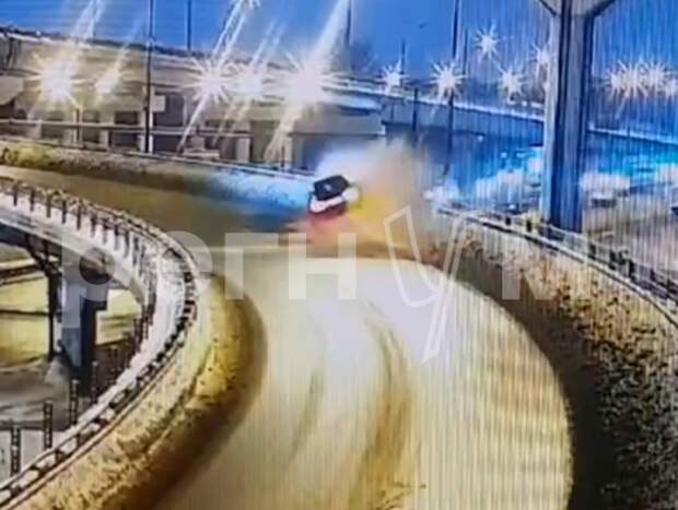 Момент падения Mercedes с эстакады МСД на МКАД попал на видео