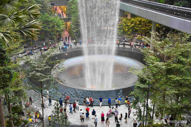Уникальное сооружение Jewel Changi Airport в известном аэропорту