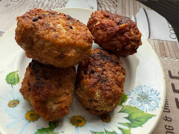 Минус хлеб, плюс 40 минут в холодильнике: три правила идеальных котлет, о которых молчат в кулинарных книгах