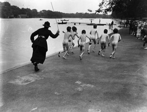 Компания голых подростков убегает от женщины-полицейского, Гайд-парк, Лондон. 1926 год  знаменитости, история, фото