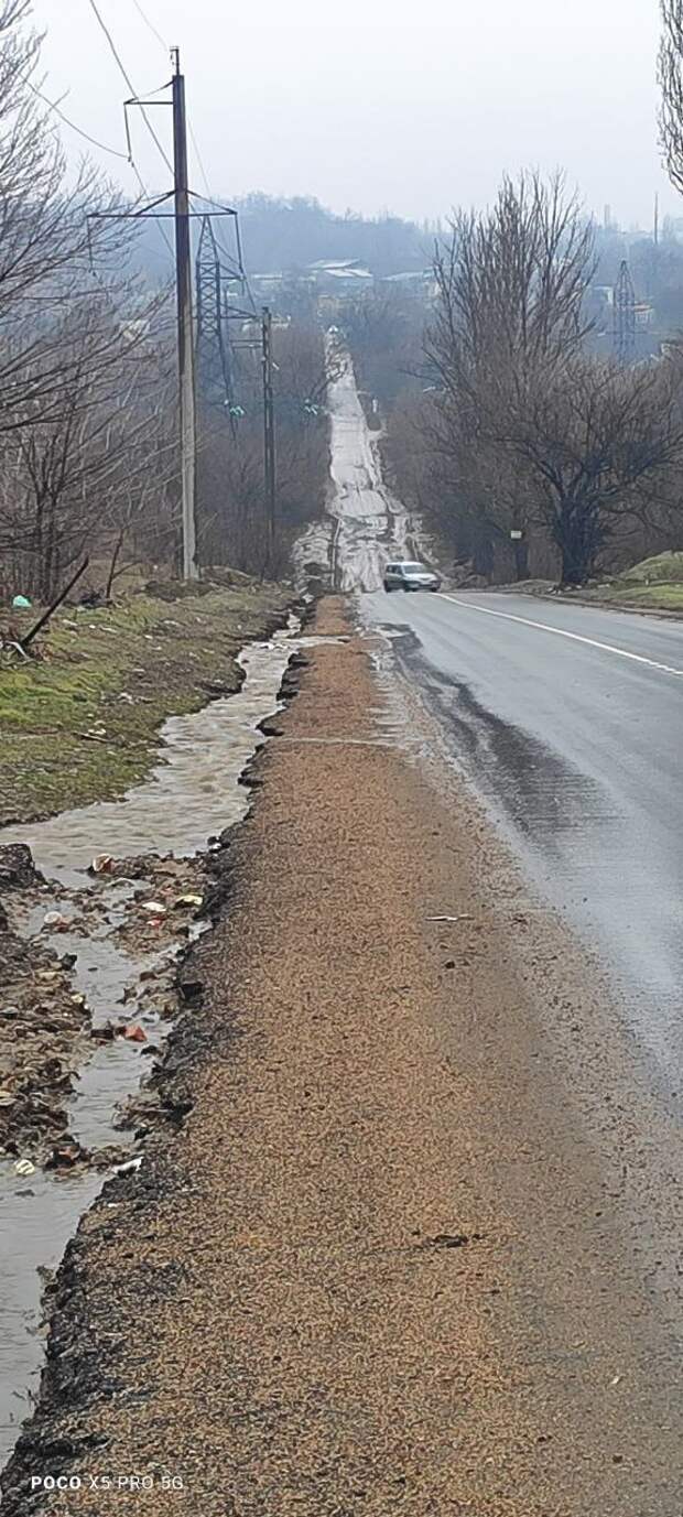 Река канализации размывает новый асфальт по ул. Сигова