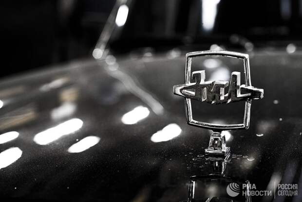 Заводская эмблема на капоте автомобиля ЗИЛ-117 в цехе реставрации автомобилей представительского класса на АМО ЗИЛ в Москве
