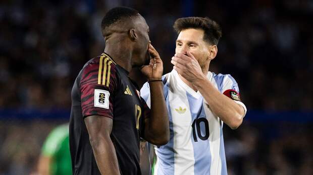 Футболистов будут удалять с поля за прикрывание рта во время споров с соперником