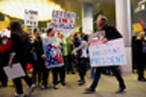 Протестующие против ограничений на въезд мусульман в США