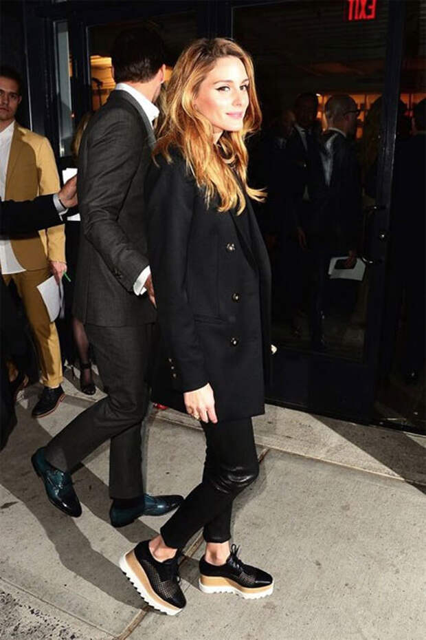 Оливия Палермо в черных туфлиях на платформе и повседневном костюме