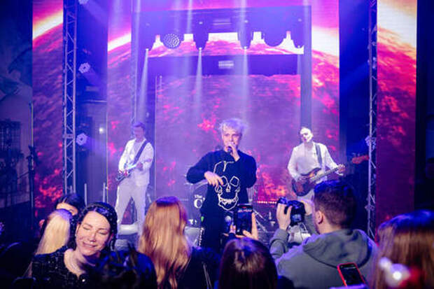 «Несколько человек просто на руках выносили»: концерт Вани Дмитриенко в Петербурге завершился давкой и вызовом скорой