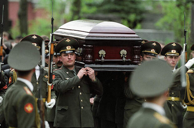 Солдаты несут гроб с телом губернатора Красноярского края генерала Александра Лебедя, погибшего в авиакатастрофе.