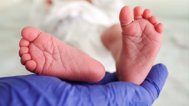 Не без помощи матери: заведующая роддомом присвоила себе чужого младенца