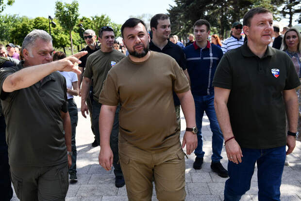 Глава администрации Мариуполя Константин Иващенко, глава ДНР Денис Пушилин, первый заместитель председателя Совета Федерации РФ Андрей Турчак (слева направо) в Мариуполе