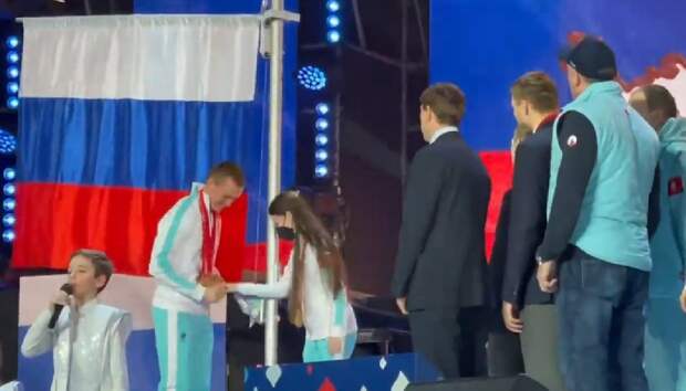 Флаг и гимн России вернулись олимпийцам! Как Большунова, Щербакову и других героев Пекина встретила Родина