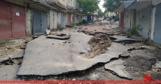В Севастополе селевый поток разрушил гаражный кооператив
