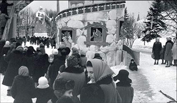 1962. Вавилонская башня в Тайнинском саду Кремля. Сзади — огромная статуя Деда Мороза.jpg