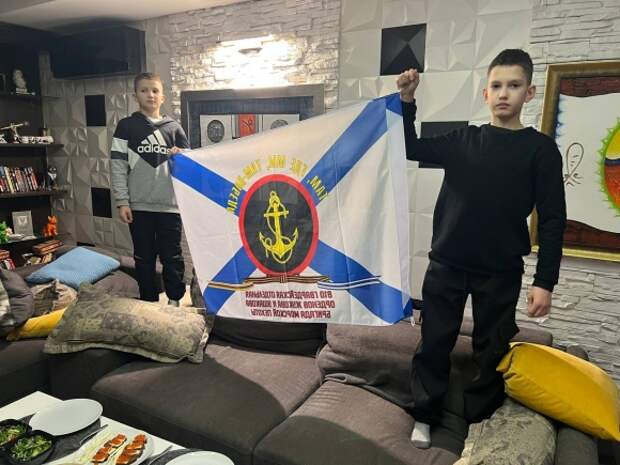 Матвей и Богдан Ераносяны с флагом морской пехоты