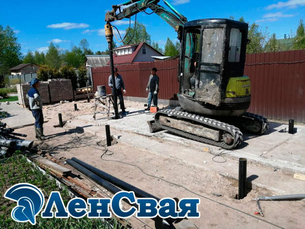 монтаж винтовых свай мини-экскаватором