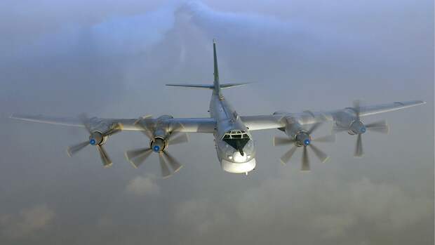 Российские бомбардировщики Ту-95МС выполнили плановый полет над Черным морем
