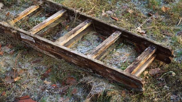 Петербуржец попал в реанимацию после падения со стремянки