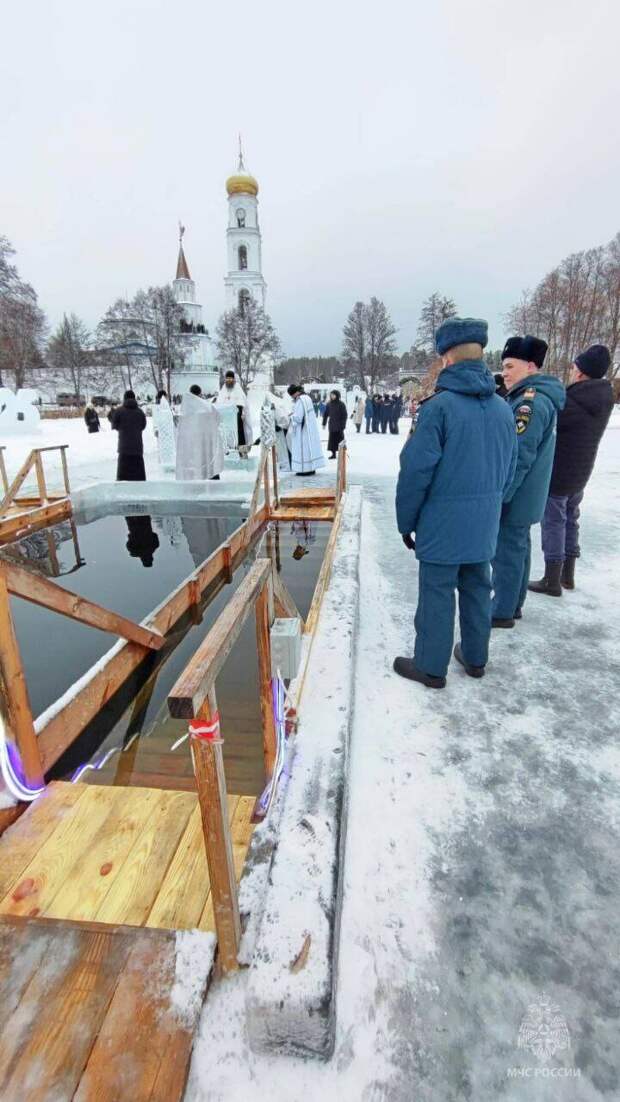 Сотни сотрудников МЧС обеспечили безопасность во время крещенских купаний в Татарстане