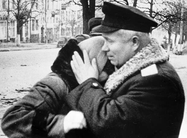 Н.С. Хрущев в освобожденном Киеве. 1943 год. / РИА Новости