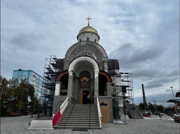 Специалисты из Петербурга завершают реконструкцию фасада Свято-Троицкого храма в Мариуполе