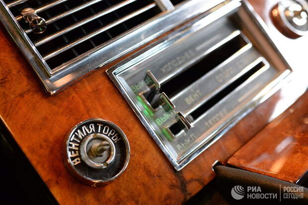 Приборная панель автомобиля ЗИЛ-117 в цехе реставрации автомобилей представительского класса на АМО ЗИЛ в Москве