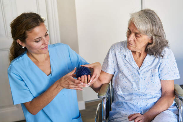 Conversation: тренировка "здоровой" руки улучшает повседневные навыки после инсульта