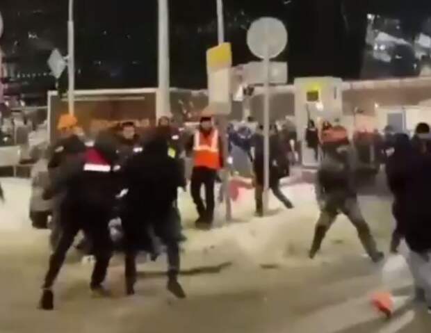 Недавно возле знаменитого «Лахта Центра» в Санкт-Петербурге произошел серьезный инцидент, в котором рабочие участвовали в потасовке.