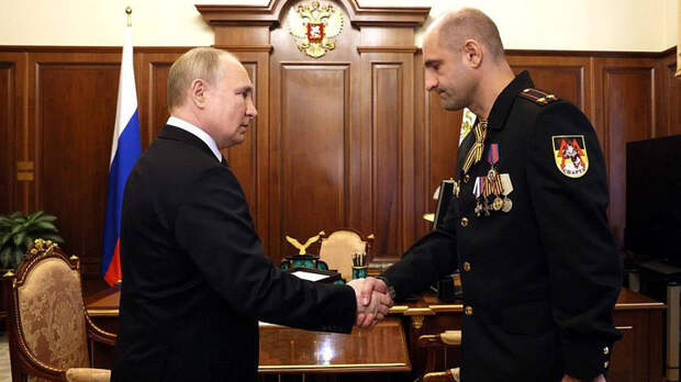 Путин рассказал о подвиге Вохи, вручая награду отцу Героя - Артёму Жоге