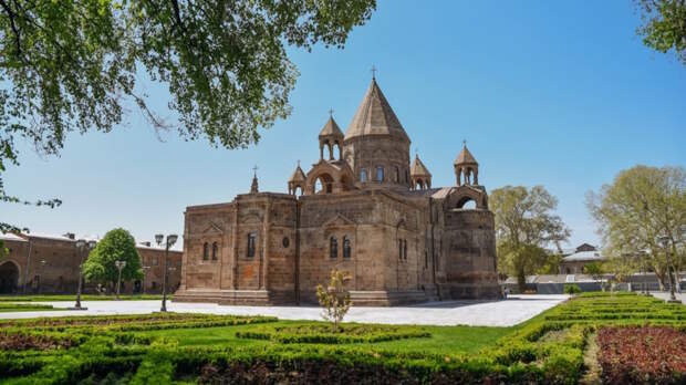 Армянские силовики пытаются задержать архиепископа Микаеля Аджапахяна