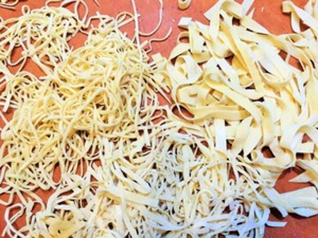Фото к рецепту: ДОМАШНЯЯ ЛАПША. Как приготовить вкусную домашнюю лапшу ( для начинающих)