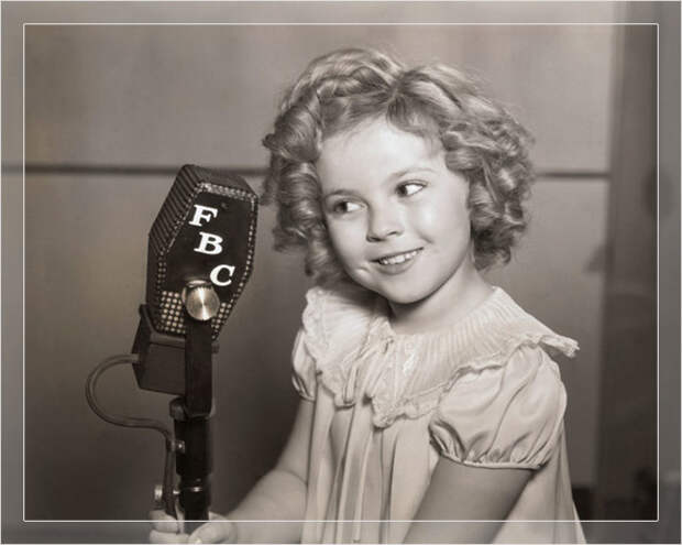 Ширли Темпл держит микрофон FBC, около 1933-36 годов. Ширли Темпл держит микрофон FBC, около 1933-36 годов.