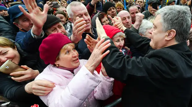 «Пропагандистские проповеди»: на Украине заявили о принуждении военных и бюджетников голосовать за Порошенко