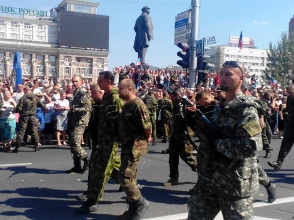 Боевики гонят по Донецку колонну пленных (ФОТО)