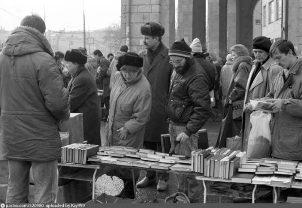 Литература пользовалась большим спросом, люди ходили, выбирали и покупали. 