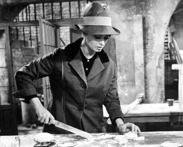Сногсшибательная Софи Лорен во время съемок фильма "Миллионерша" (1960 г.)