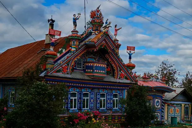 Старинные русские дома с резными наличниками и фронтонами