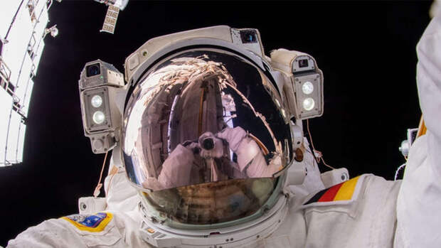 Астронавтам NASA запретили выход в открытый космос из-за протекающих скафандров