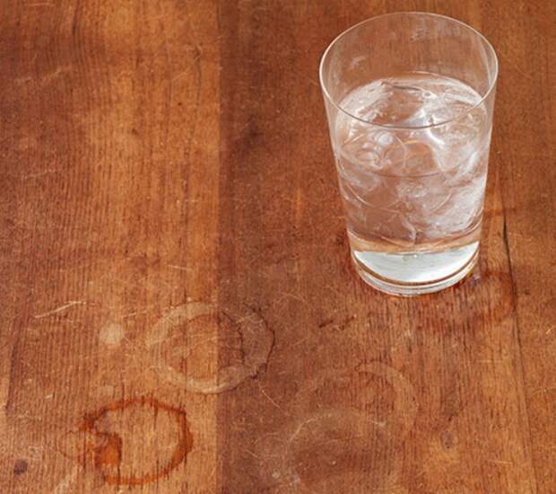 Светлые пятна часто остаются от стаканов с холодными или горячими напитками.
