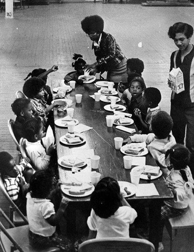 Фото 10. «Пантеры» кормят детей из неблагополучных афроамериканских семей завтраком.jpg
