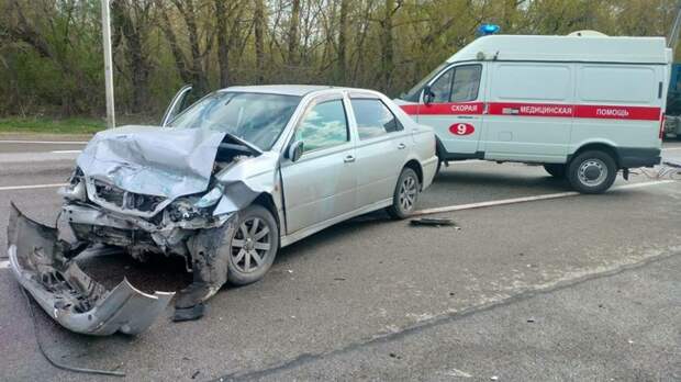 На Алтае в лобовом ДТП погиб 87-летний водитель и три человека серьезно пострадали