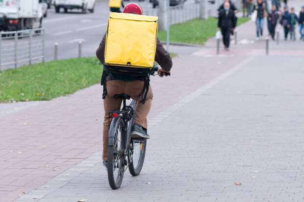 Более 60% опрошенных россиян оставляют чаевые курьерам