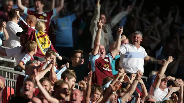 Нападение на тренера и массовая драка фанатов: в Англии расследуют два инцидента после футбольных матчей