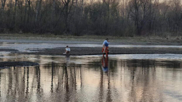 Двух девочек спасли с уходящего под воду острова в Красноярском крае