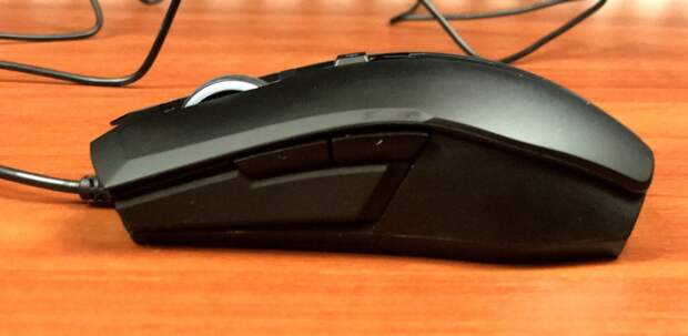 На левом боку мыши есть две дополнительные клавиши