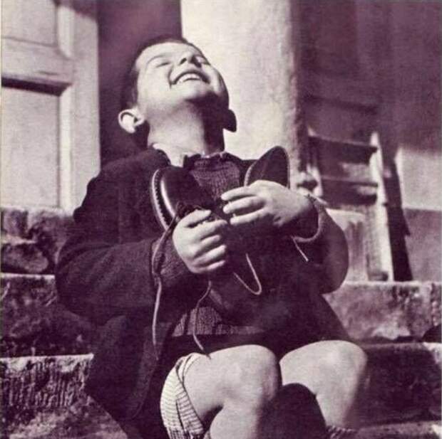 4. Сирота, получивший новые ботинки, 1944 г. архивные фотографии, интересно, исторические кадры, история, познавательно, старые кадры, старые фото, факты