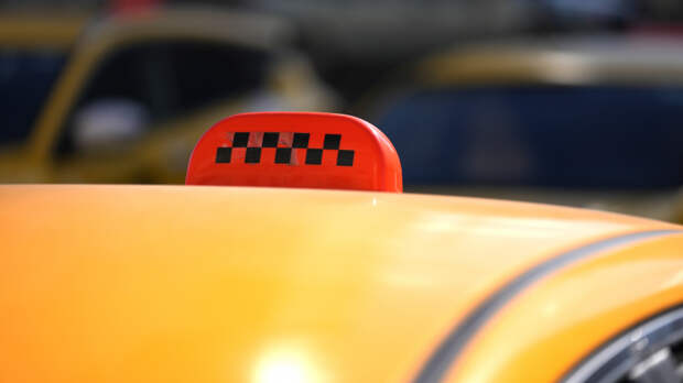 «Паники не было»: таксист о спасении женщины и ребенка из упавшего в канал авто