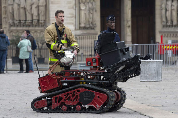 Робот-пожарный возле Собора Нотр-Дам в Париже после крупного пожара