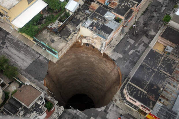 12. Дыра в городе Гвадалахара, Мексика, 2010 год. Она была 18 метров в ширину и 61 метр в глубину мир, реальность, фотография