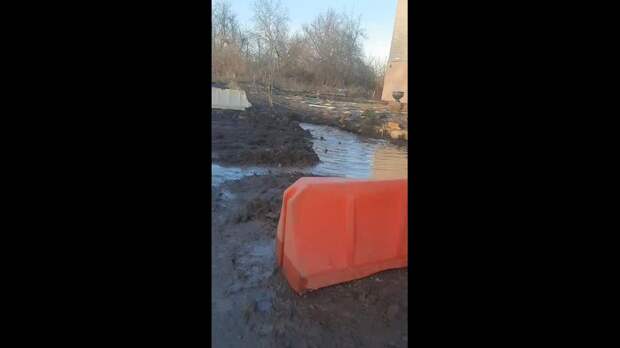 Пошла водичка по Героев Сталинграда 4 в Макеевке .Две недели назад приезжал водоканал, раскопали, развезли неимоверную грязищу, что не пройти и не про...