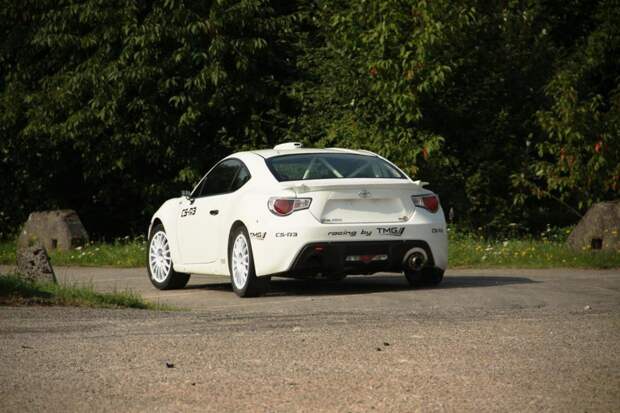 Toyota GT86 идет в ралли